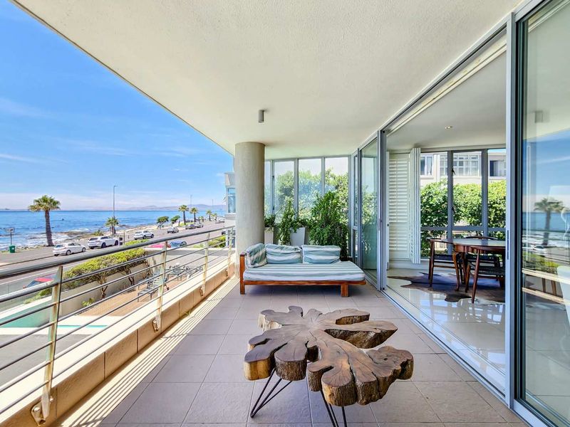 Luxurious Coastal Living - Photo 3