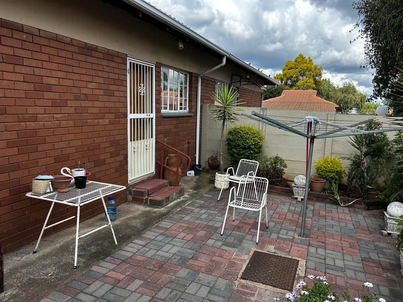 Lovely 2 Bedroom Simplex in a sought after Retirement Village - Photo 9
