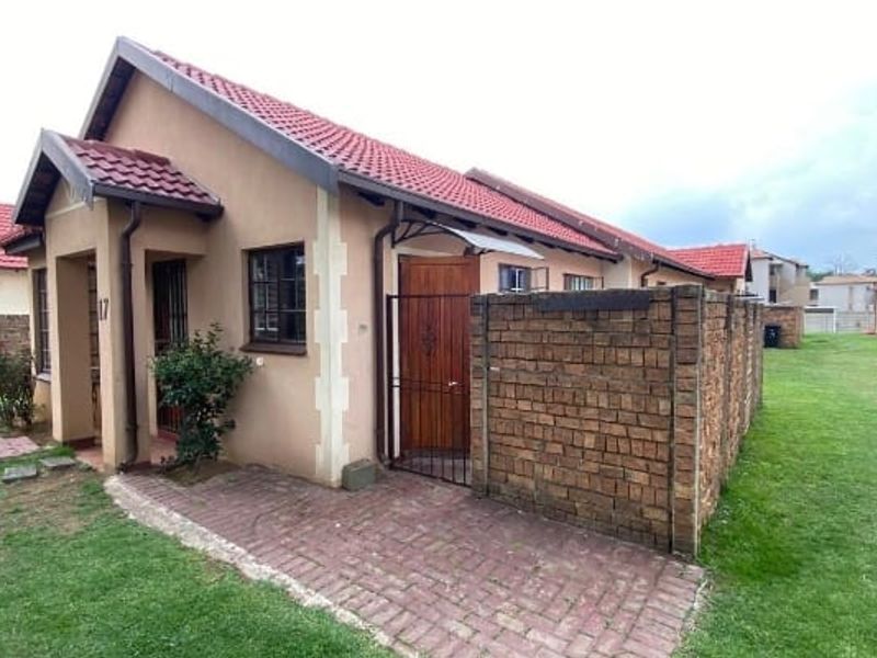 2 Bedroom Townhouse for Sale in Meredale Johannesburg South - Photo 3