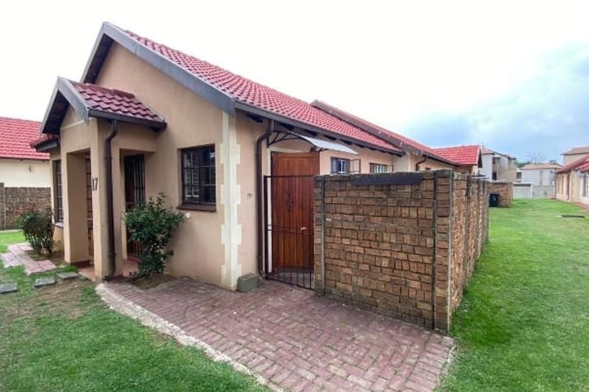 2 Bedroom Townhouse for Sale in Meredale Johannesburg South - Photo 3