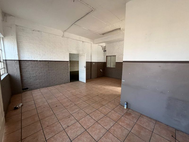 Spacious Industrial Office Warehouse !!! - Photo 4