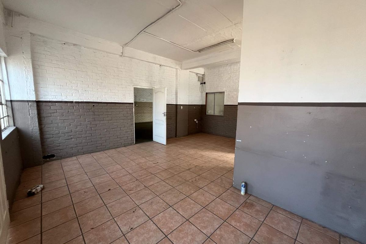 Spacious Industrial Office Warehouse !!! - Photo 4