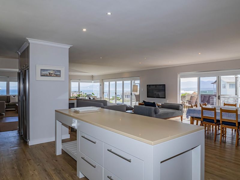 Stunning De Kelders Home with Sea-views and Flatlet - Photo 9