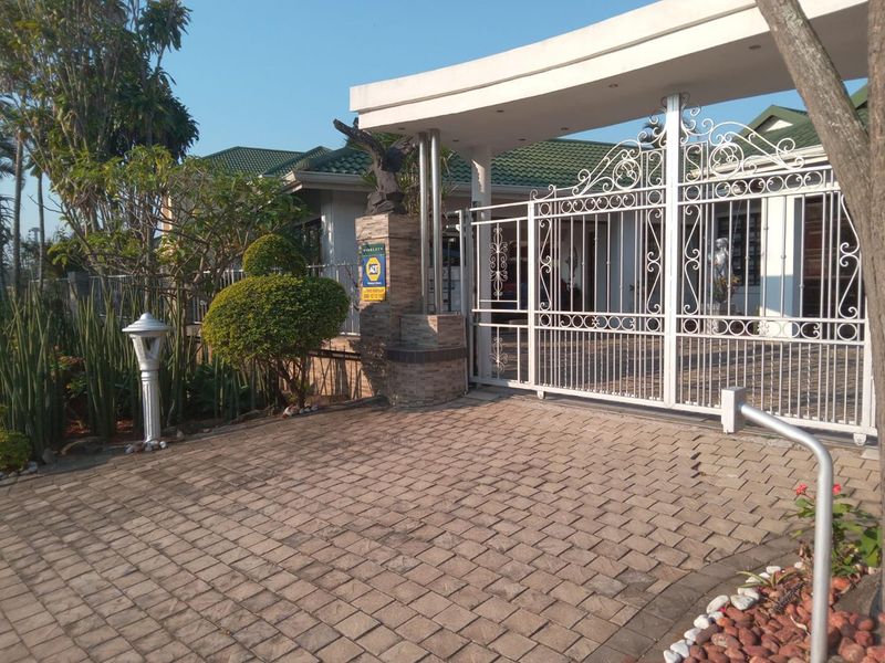 Immaculate 3 bedroom 4 bathroom home for sale in sought after Somerset Park - Photo 2