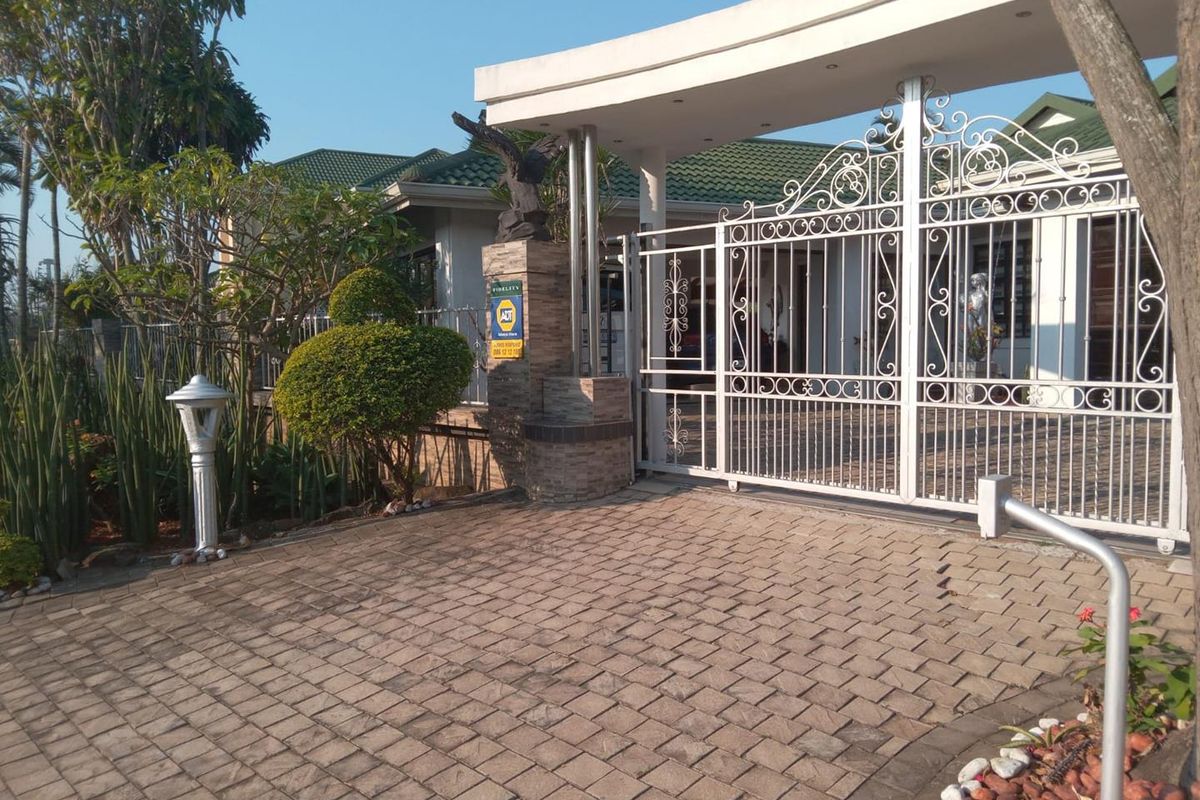 Immaculate 3 bedroom 4 bathroom home for sale in sought after Somerset Park - Photo 2