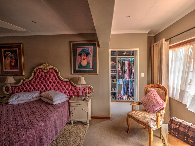 Charming Family Home in a Secure Estate - Photo 5