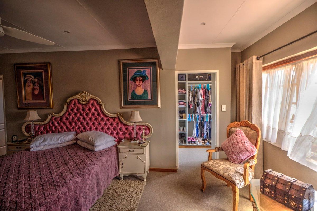 Charming Family Home in a Secure Estate - Photo 5