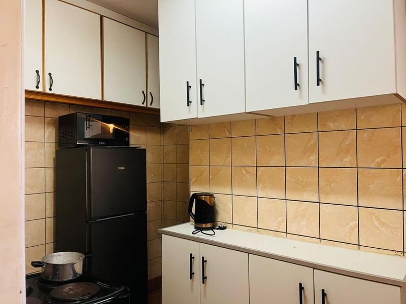Modern 1-Bedroom Apartment with Harbour Views – Victoria Embankment, Durban - Photo 4