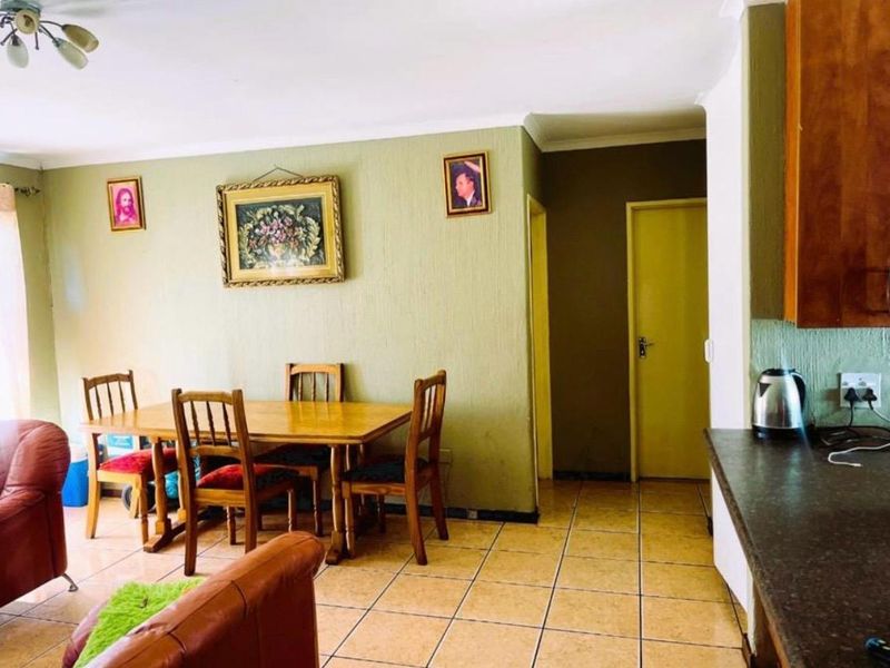 2-Bedroom First-Floor Apartment in Whitney Gardens - Photo 3