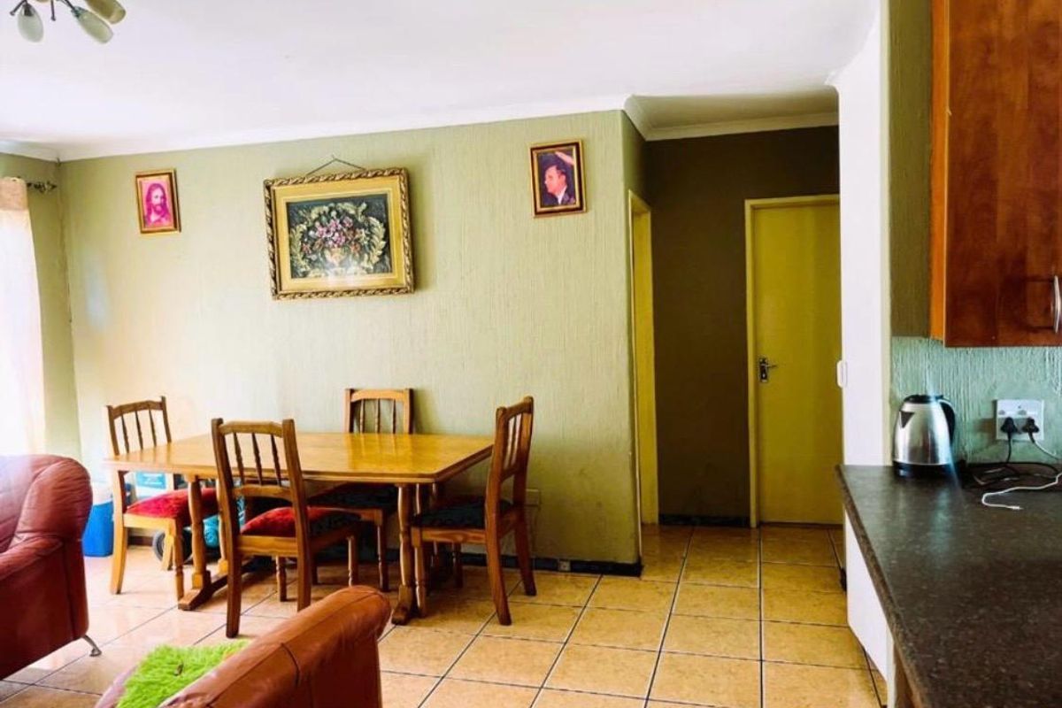 2-Bedroom First-Floor Apartment in Whitney Gardens - Photo 3