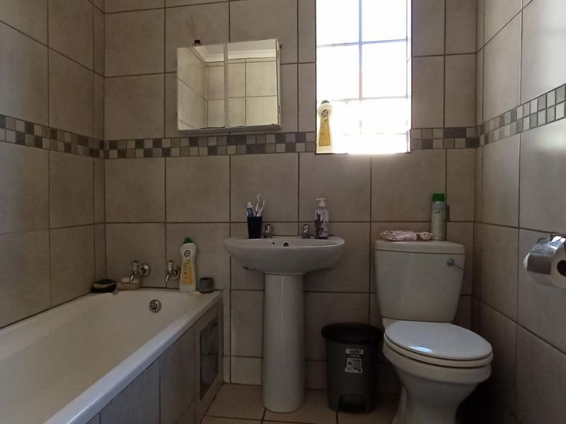 2 BEDROOM UPSTAIRS UNIT FOR SALE IN FAERIE GLEN - Photo 9
