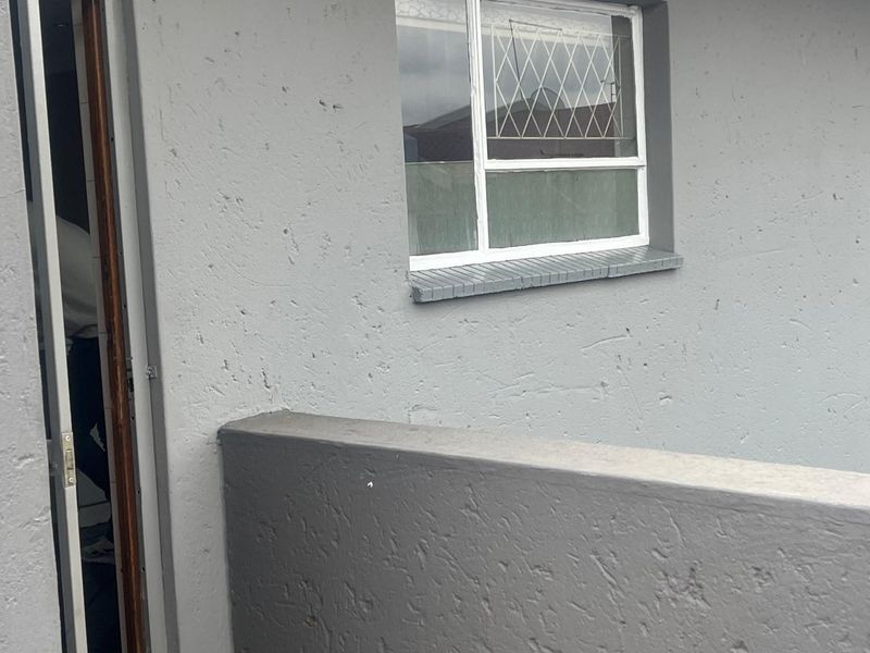 This lock up and go upstairs unit is up for grabs in a lovely quiet security complex - Photo 4