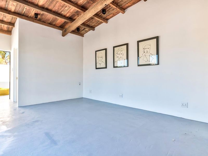 A Striking Renovation With Exceptional Value in Gardens - Photo 7