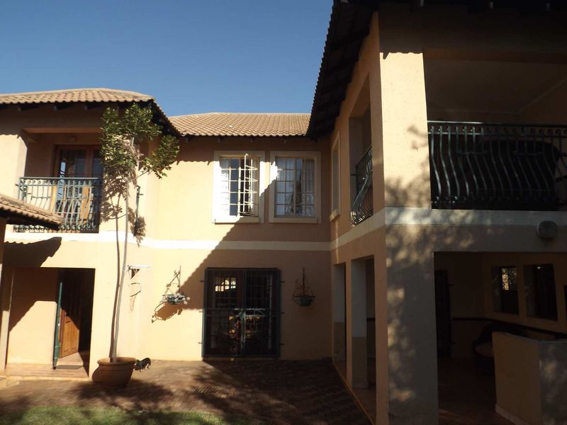Charming 3 Bedroom Townhouse - Photo 2