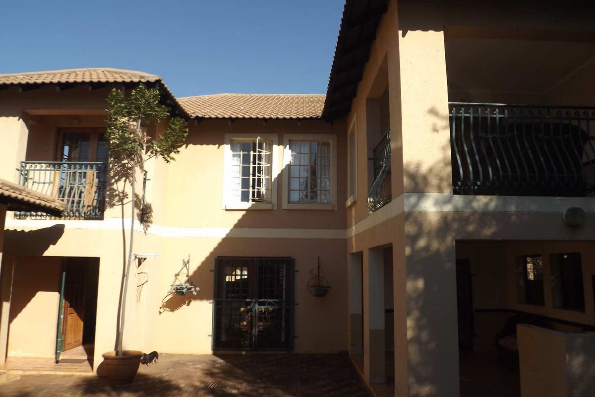 Charming 3 Bedroom Townhouse - Photo 2