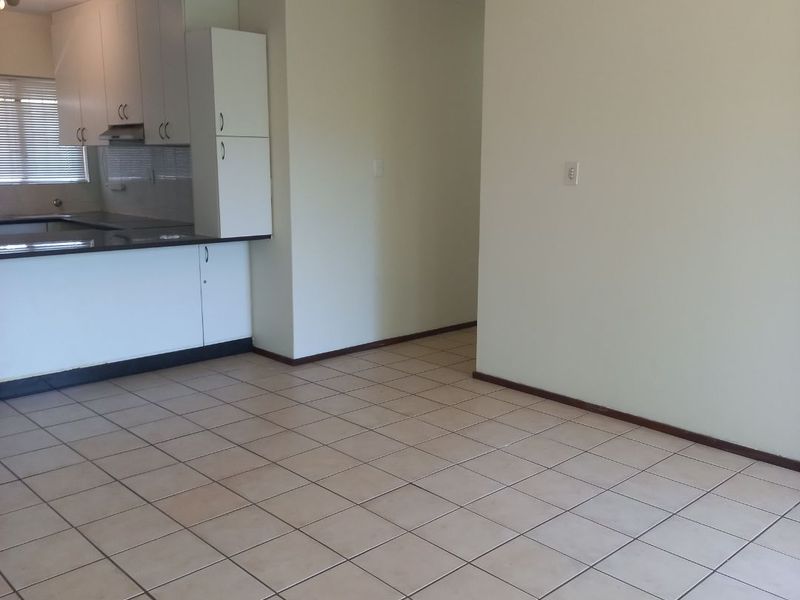 Sea-Facing Three-Bedroom Apartment for Sale in a Well-Managed Estate - Photo 8