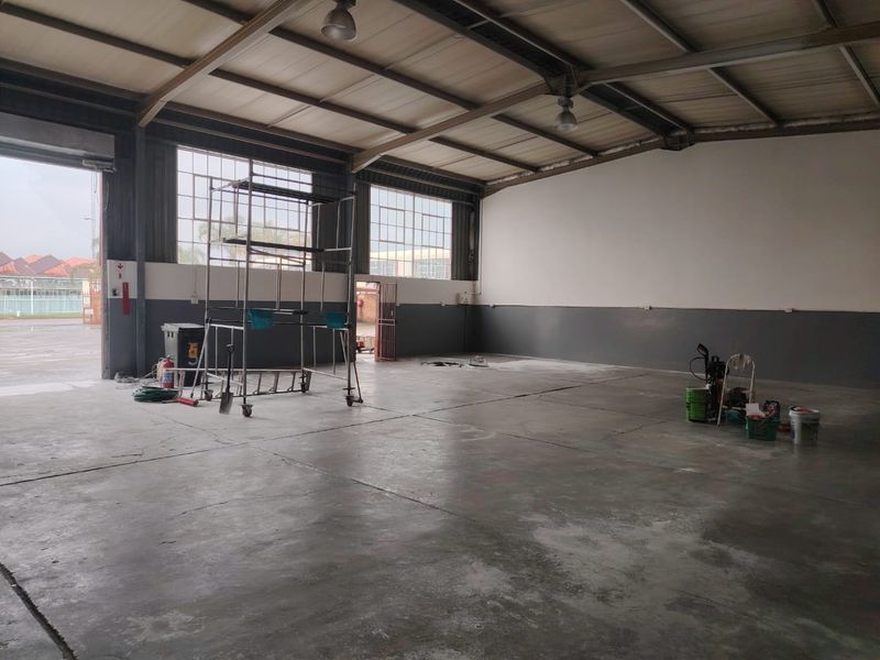 Neat Newly painted 230m2 Factory to let - Photo 3