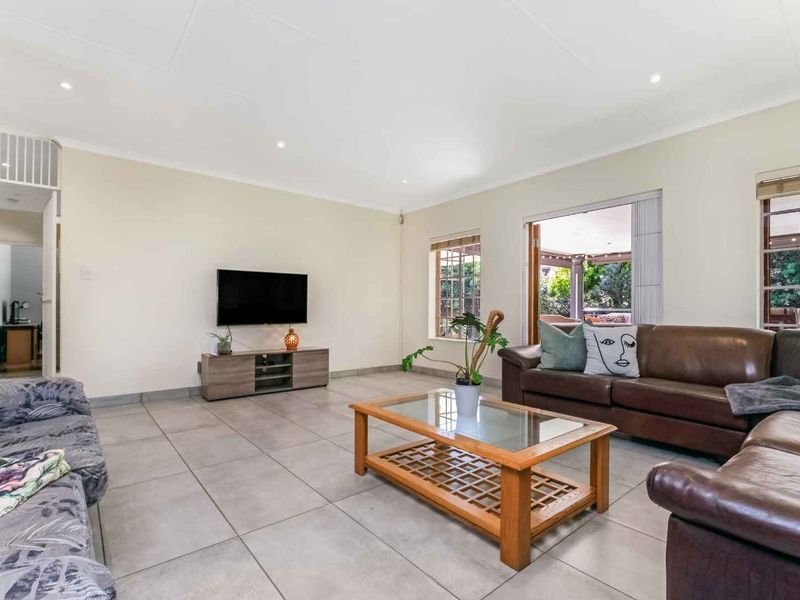 A SINGLE-STOREY FAMILY HOME IN A SECURE CUL-DE-SAC WITH A BEAUTIFUL GARDEN - JUST SOUNDS WONDERFUL - Photo 3