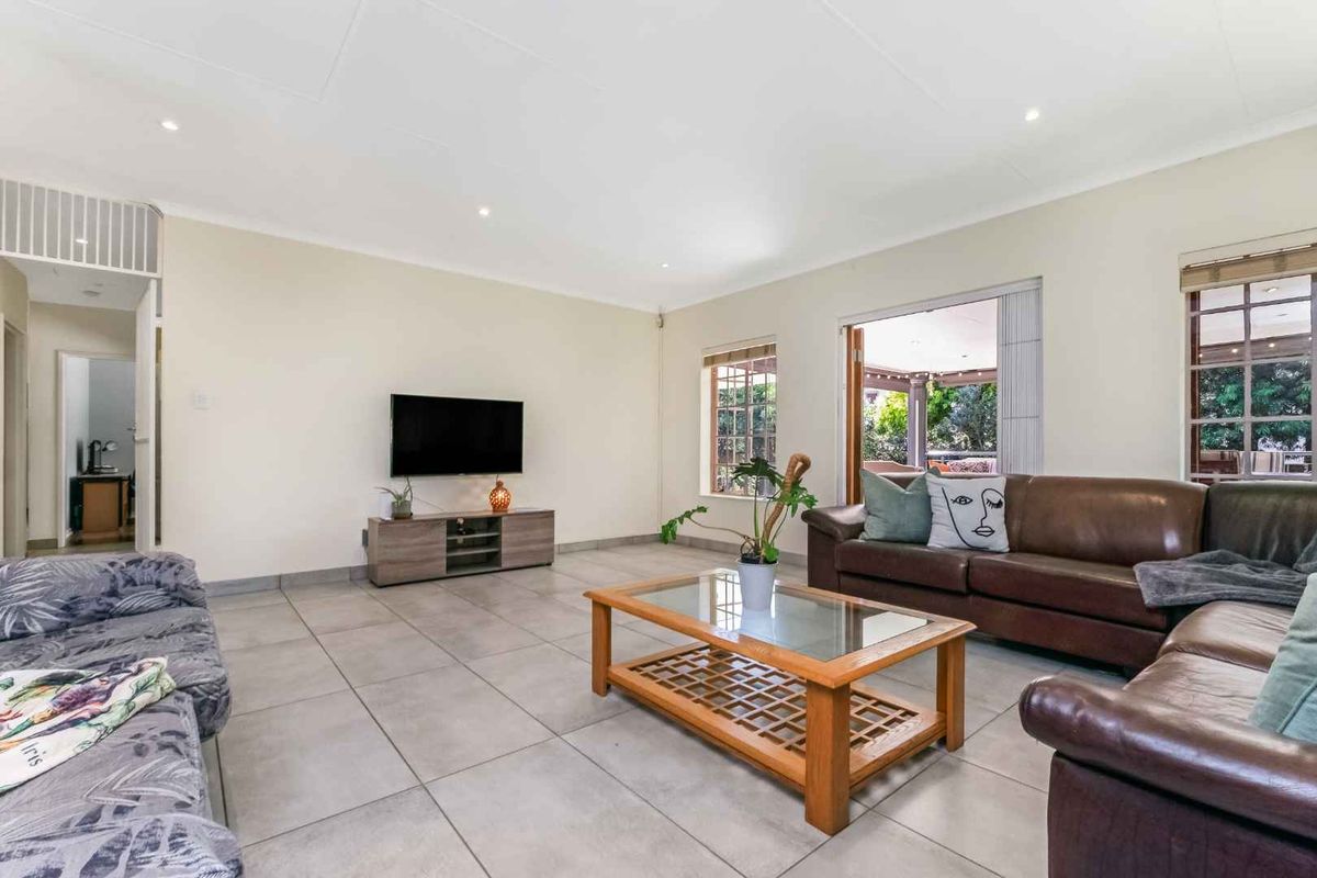 A SINGLE-STOREY FAMILY HOME IN A SECURE CUL-DE-SAC WITH A BEAUTIFUL GARDEN - JUST SOUNDS WONDERFUL - Photo 3