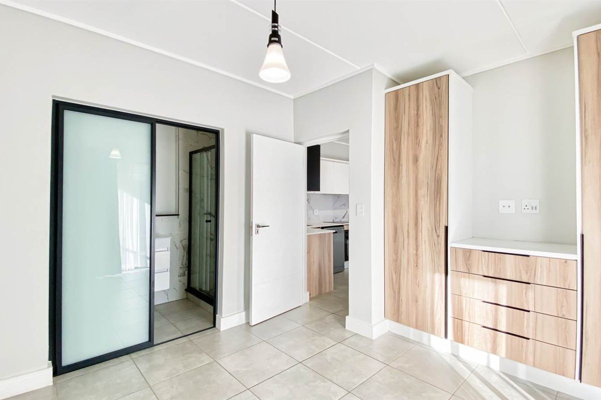 Luxury one bedroom apartment for sale in Waterfall - Photo 5