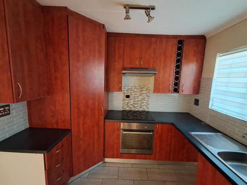 3 Bedroom Town House In Rushmere Manor The Reeds - Photo 2