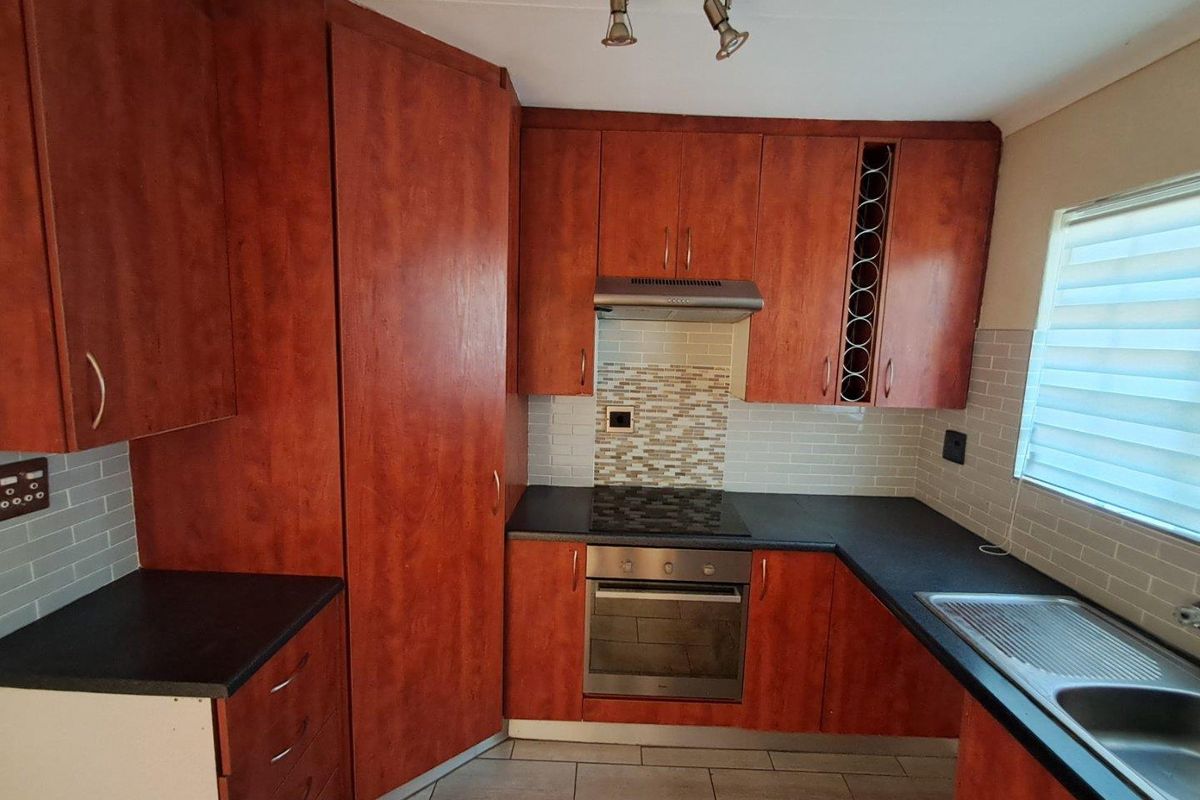 3 Bedroom Town House In Rushmere Manor The Reeds - Photo 2