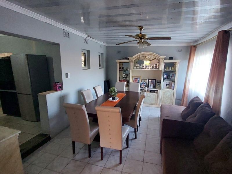 Family Home in Montclair! - Photo 2