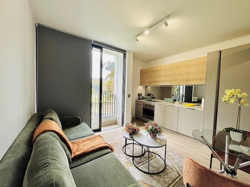 Ultra-Modern Furnished Luxury Studio Apartment in the Heart of Rosebank - Photo 6