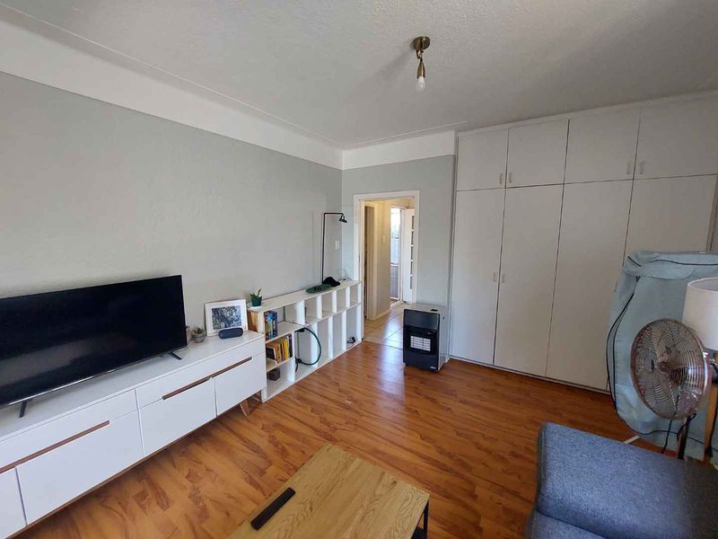 Unfurnished One-Bedroom Apartment To Let in Camps Bay! - Photo 10