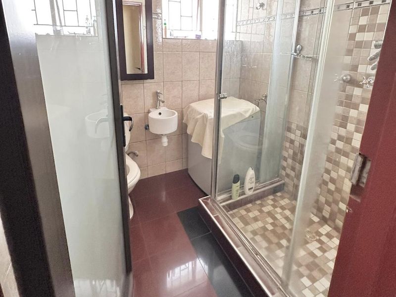 Beautiful,Neat and Spacious House - Photo 9