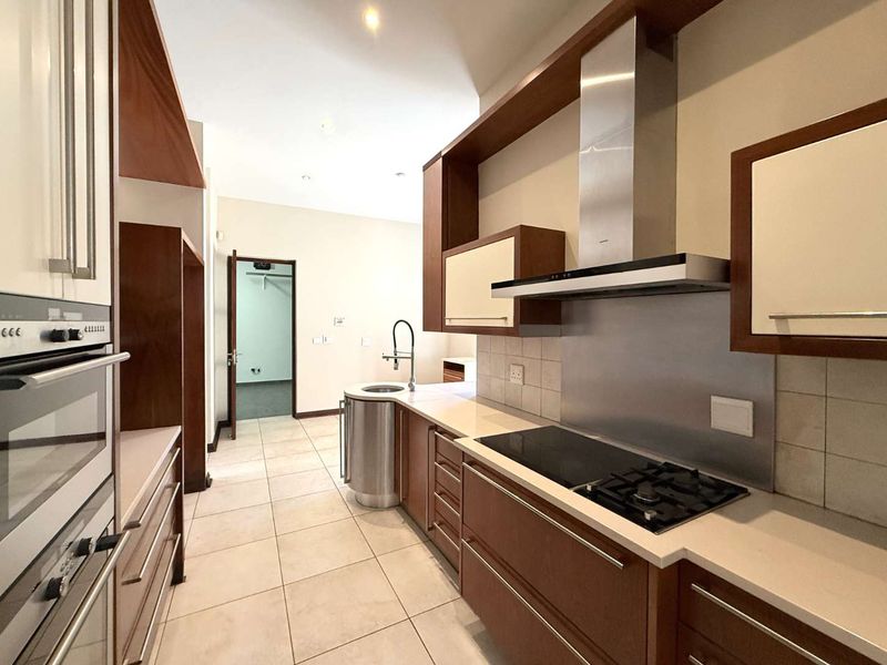 Luxury Awaits: Unfurnished 5 Bedroom Gem in Waterstone Estate! - Photo 6