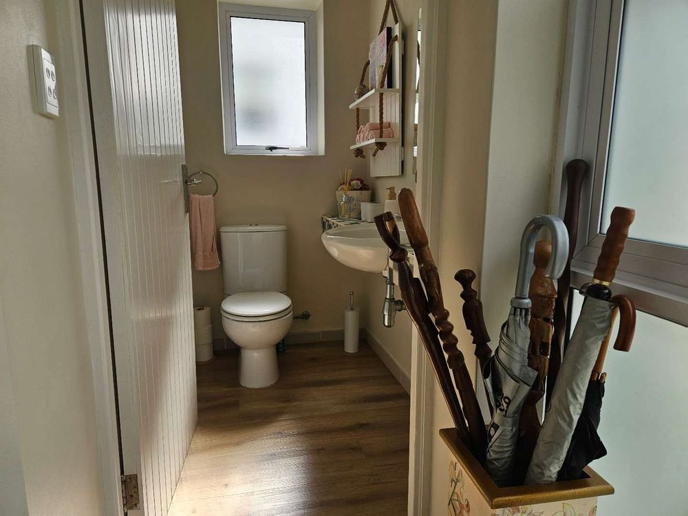 Guest toilet down stairs