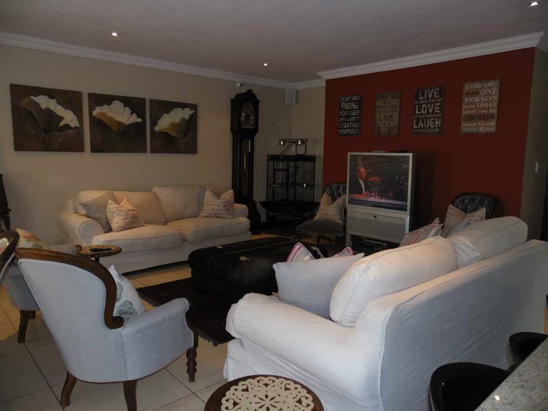 FULLY FURNISHED MAGNIFICENT RESIDENCE FOR RENT IN SECURE UPMARKET ESTATE - Photo 5