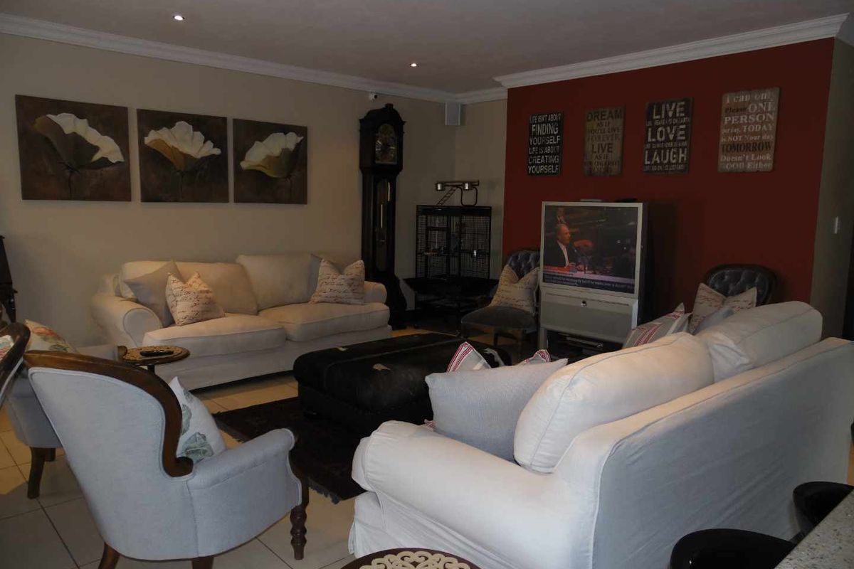 FULLY FURNISHED MAGNIFICENT RESIDENCE FOR RENT IN SECURE UPMARKET ESTATE - Photo 5