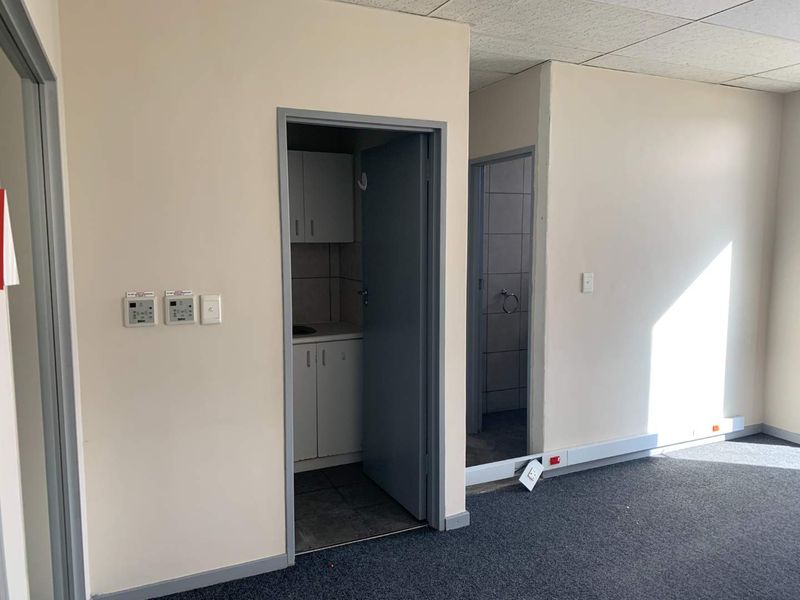 Bustling Location, Ideal for Business Operations - Photo 7