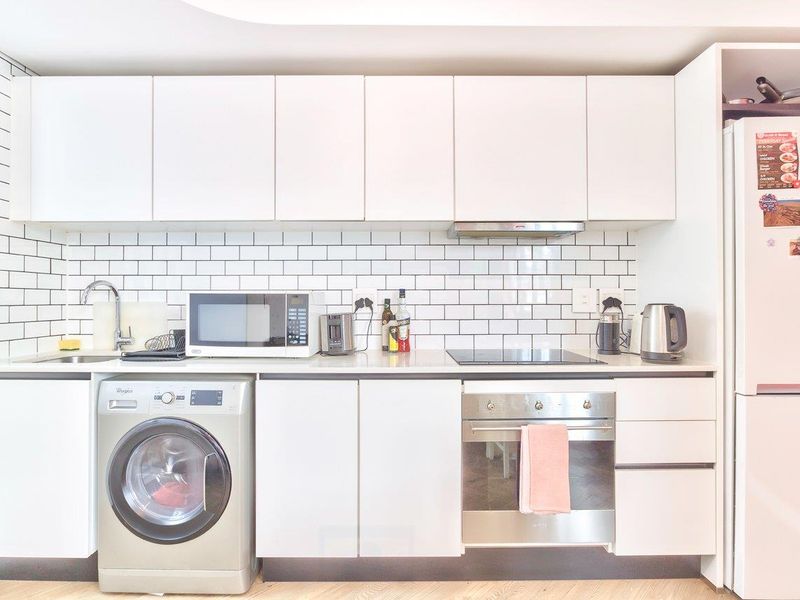 Stylish City Living and Airbnb with Iconic Design & good Views - Photo 7