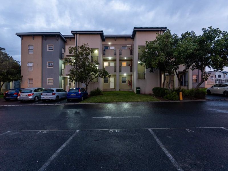 secure 2 bedroom apartment  for sale in Buhrein Estate - Photo 1