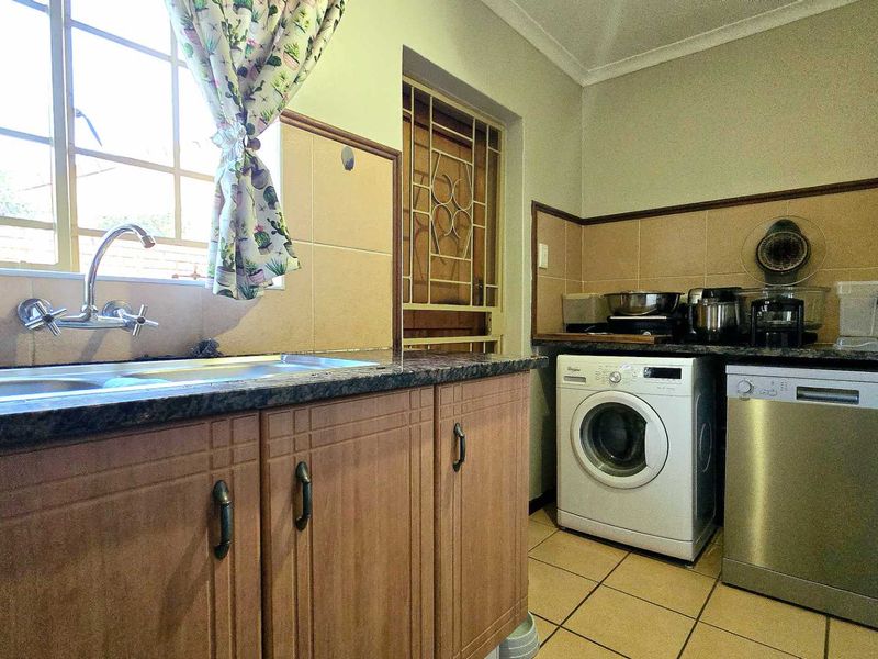 Spacious 3-Bedroom simplex for Sale in Equestria - Photo 10