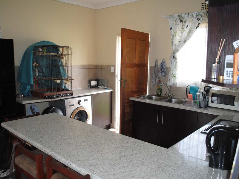 Contemporary Neat Complex – Ideal Lock-Up-and-Go Living - Photo 4