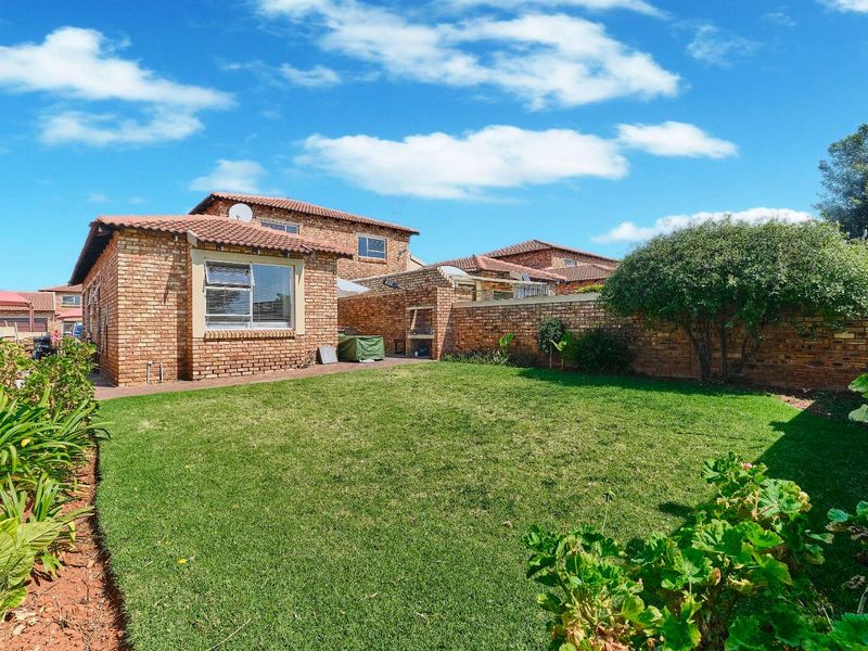 ENTERTAINMENT, SPACE AND EXPANSIVE GARDEN TO DIE FOR. - Photo 1