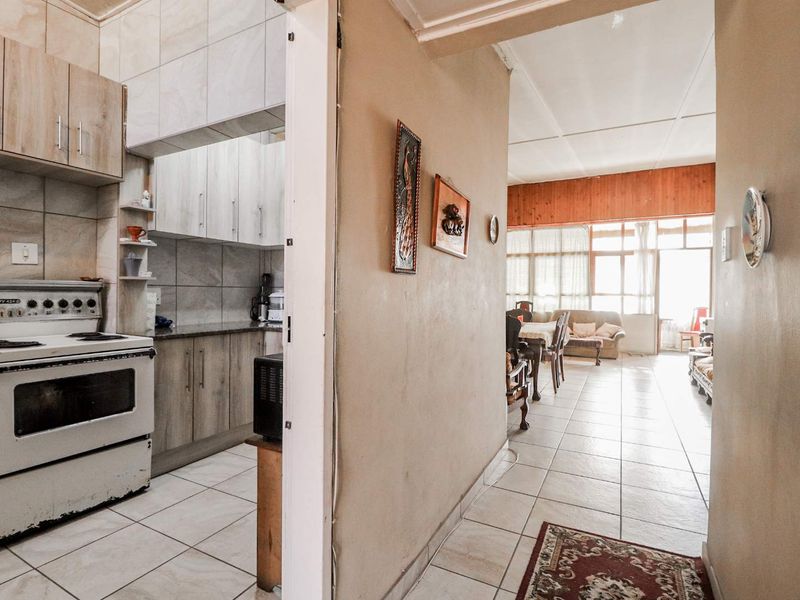 Spacious First Floor  3-Bed Apartment in Benoni CBD - Photo 5