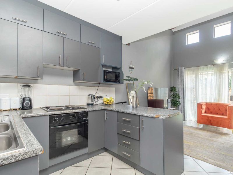 Serenity, Security, and Style in One Perfect Package. Pet-Friendly Oasis with Private Garden Awaits - Photo 7