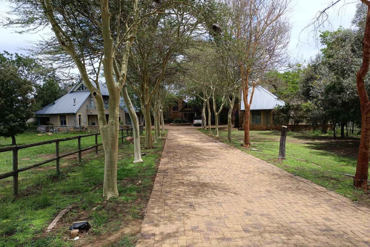 MIDRAND -  COUNTRY EQUESTRIAN ESTATE - 7 BEDROOMS - 6.5 BATHROOMS - Photo 3