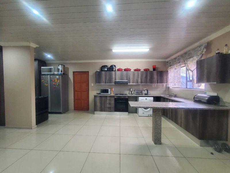 Luxury living in this modern 3-bedroom homes with double garages - Photo 5