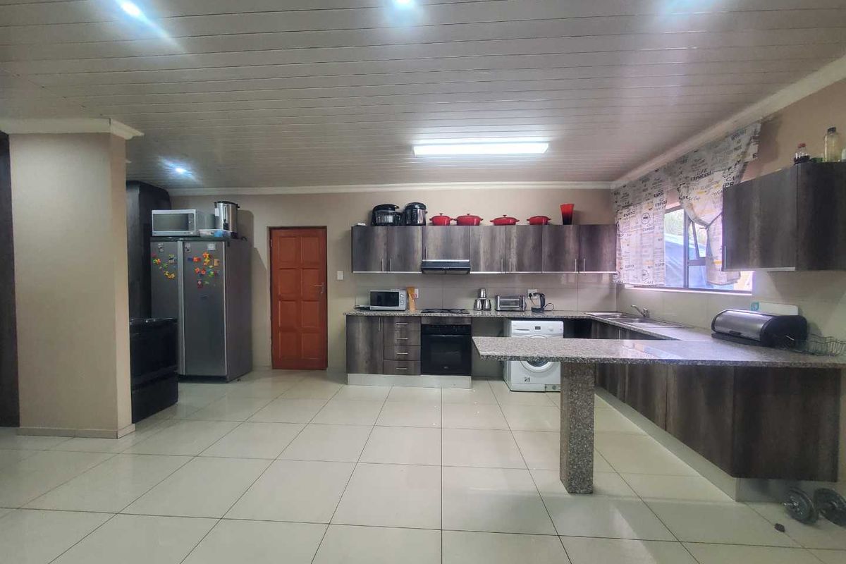 Luxury living in this modern 3-bedroom homes with double garages - Photo 5