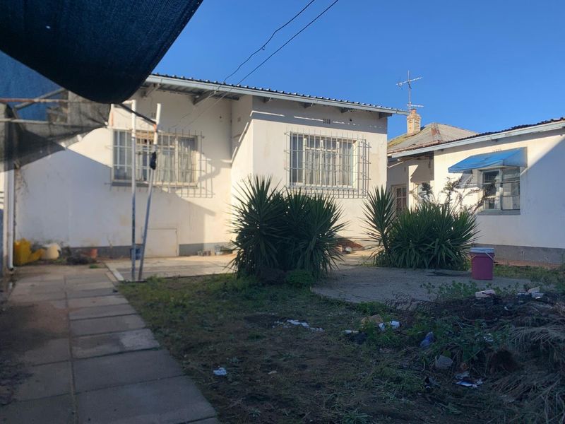 **Spacious 4-Bedroom House for Sale with Rental Income Potential** - Photo 3