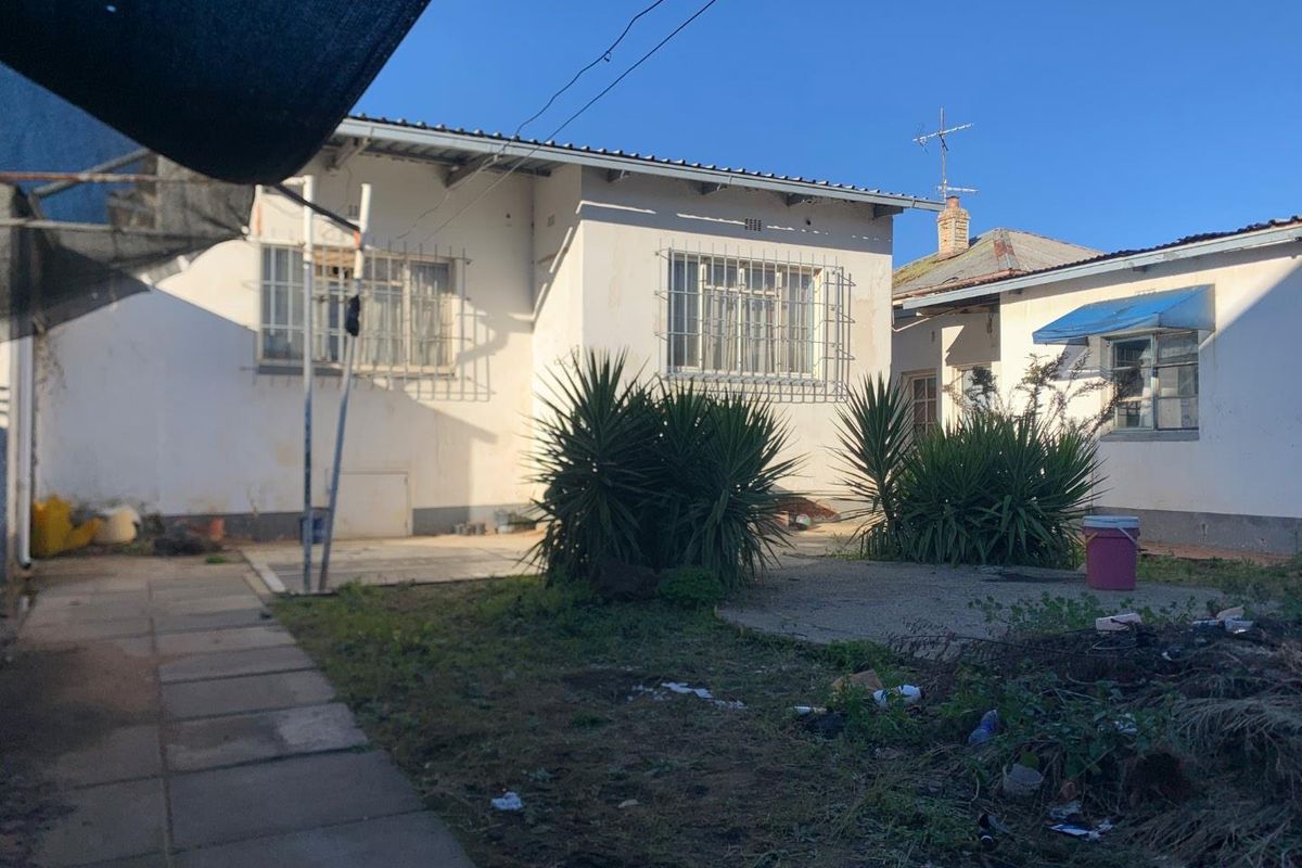 **Spacious 4-Bedroom House for Sale with Rental Income Potential** - Photo 3