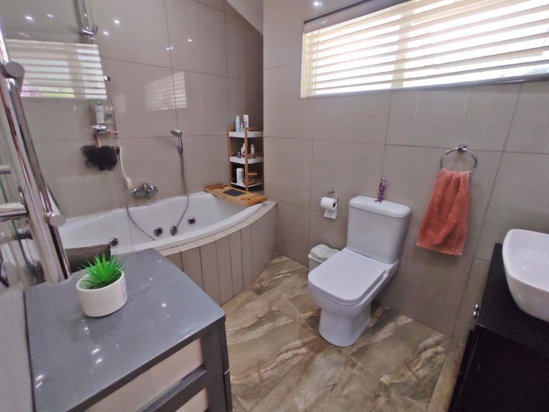 4-Bedroom Family Home in Malanshof - Photo 10