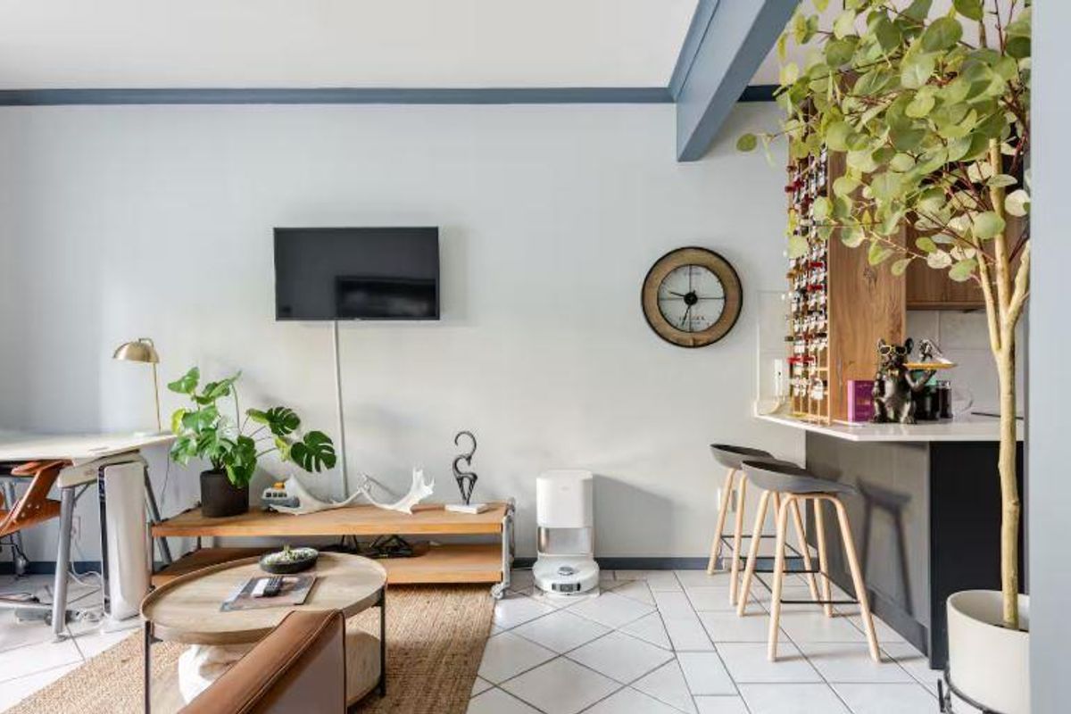 Investing or buying your first home? This first floor apartment is for you! - Photo 3