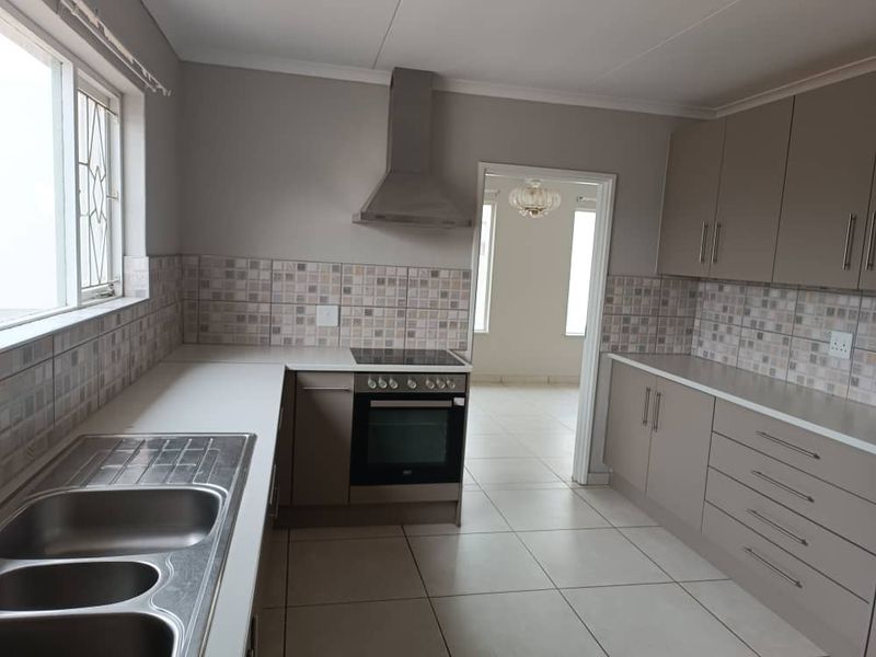 Newly Renovated Family Home - Photo 4